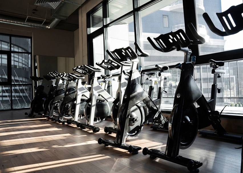 Велотренажеры в спортивном зале